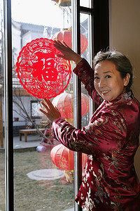 中国老年妇女贴窗花