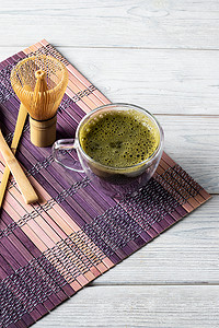 茶道背景摄影照片_绿茶饮料和配饰在白色木制背景。 日本茶道概念.