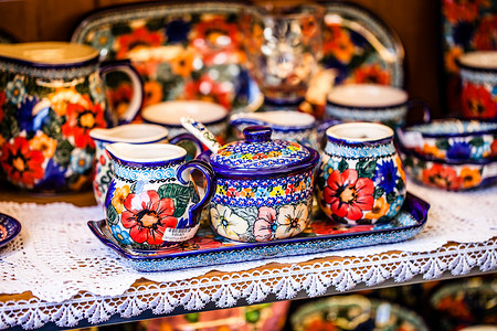 在传统的多彩陶瓷波兰市场.