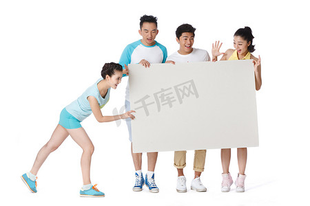 生活方式海报摄影照片_时尚活力的年轻人拿着白板