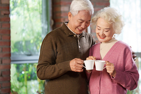 幸福的老年夫妇喝咖啡