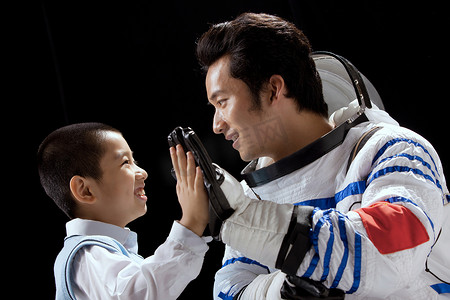 科技8摄影照片_小男孩和宇航员手牵手