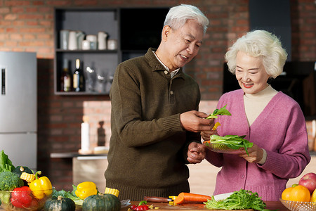 开放式厨房餐桌摄影照片_老年夫妇在厨房做饭