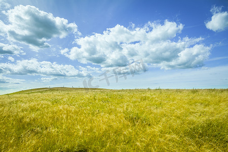 landscape摄影照片_Beautiful prairie landscape with blue sky and clouds