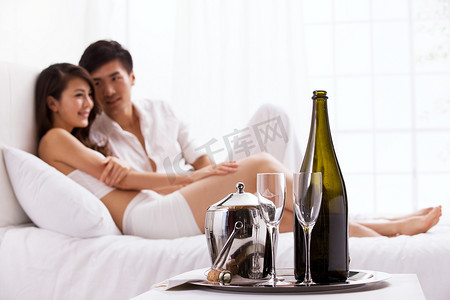 年轻夫妇床前的香槟酒