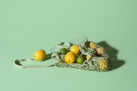 环保食品摄影照片_可重复使用的装有柠檬和豪华轿车的袋子。食品采购。生态友好型 