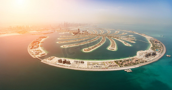 迪拜棕榈岛摄影照片_迪拜人造棕榈岛鸟瞰图。全景.