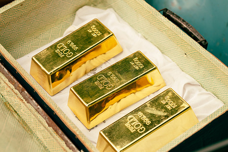 红金条免扣摄影照片_大金条放在一个旧行李箱里，投资黄金和金价的概念 