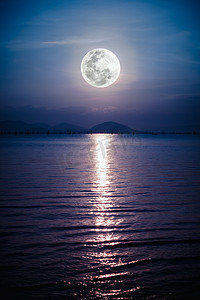 与海到晚满月的浪漫风景。Moonon 海的反映