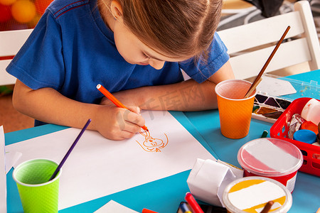 小学生入学摄影照片_小学生儿童画在美术学校课.