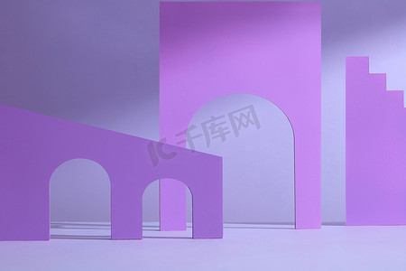 紫色讲台摄影照片_化妆品广告的摘要背景.空白讲台上展示的是淡紫色.最低限度的基座或展示现场为当前的产品和模拟与拱门和柱子.