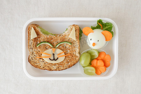 午餐盒摄影照片_猫和老鼠健康午餐盒, 有趣的食物艺术为孩子