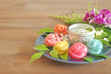 图层甜饼（汉陈）是泰国传统的色彩艳丽的玫瑰甜点，泰国菜泰国菜甜甜可口。案文的篇幅
