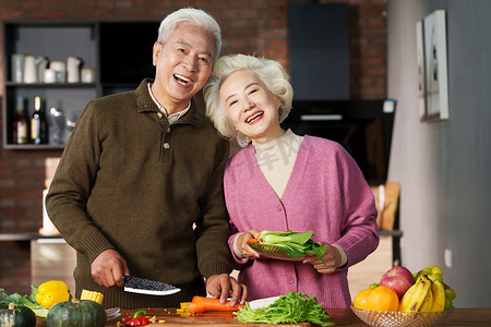 老年夫妇在厨房做饭