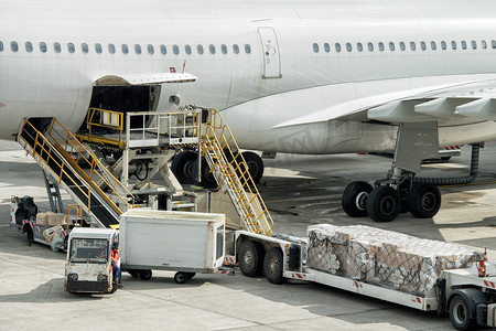 巴黎机场着陆和装载货物和乘客