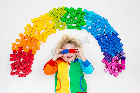 七彩摄影照片_小孩在玩彩虹塑料积木