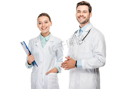快乐女医生持有剪贴板, 而她的男性同事站在附近的白色隔离 