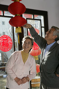 中国老年夫妇挂灯笼