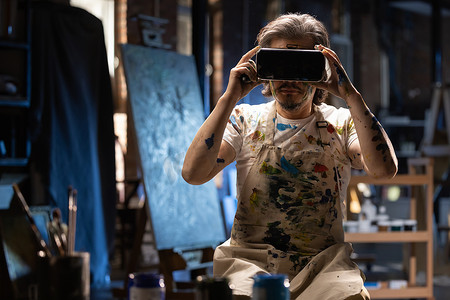 美术室边框摄影照片_带着VR眼镜的艺术家