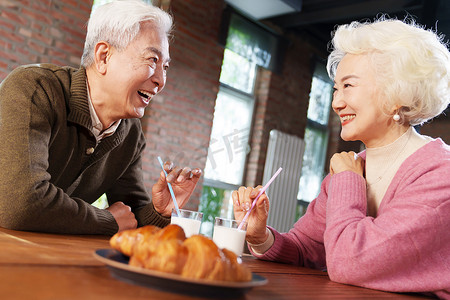 老年夫妇享用早餐