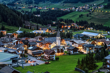 村庄夜景摄影照片_在夏天女低音阿迪杰，意大利 corvara 村和巴迪亚谷