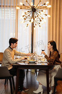 温馨美食摄影照片_青年伴侣在餐厅用餐