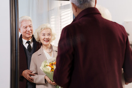 幸福的老年夫妇照镜子