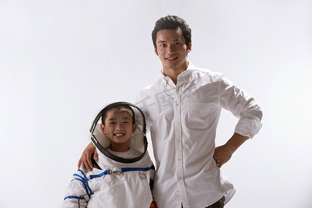 太空科技宇宙摄影照片_穿着宇航服的小男孩和宇航员在一起