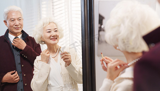 狭叶珍珠菜摄影照片_时尚的老年夫妇对着镜子穿衣打扮