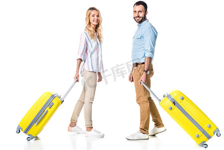 情侣白色摄影照片_带黄色旅行袋的快乐情侣白色的旅行袋