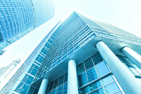 广角全景摄影照片_要钢浅蓝色背景的玻璃高高层建筑未来的摩天大楼商业现代城市的全景和前瞻性的广角视图。成功的工业建筑的业务概念