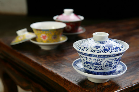 花纹茶杯摄影照片_茶具-茶杯
