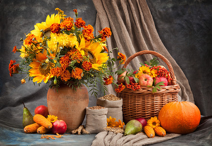 秋天的静物画。鲜花、 水果和蔬菜