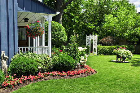 园景前面的院子有鲜花和绿色草坪的房子