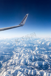 瑞安摄影照片_阿尔卑斯, 欧洲-2017年12月: 翼瑞安航空波音737飞越阿尔卑斯山在欧洲