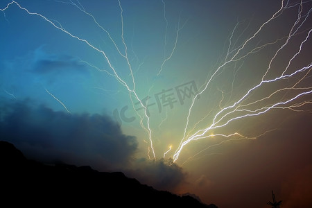 暴雨雷击