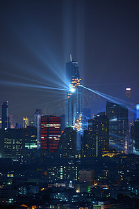 泰国夜景摄影照片_曼谷夜景与泰国曼谷商业区的摩天大楼.