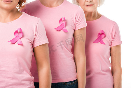 女性与粉红色丝带站在一起, 在白色, 乳腺癌意识的概念被裁剪的镜头 