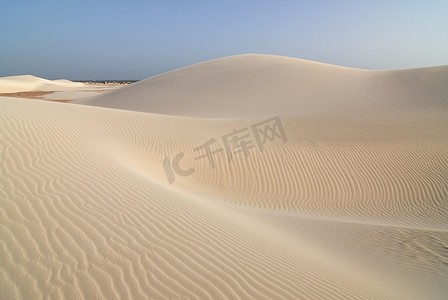 也门索科特拉岛，日落时分，奥玛克海滩上的白色大沙丘。Aomak海滩保护区、亚丁湾、阿拉伯海、独特生物多样性中心