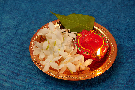 在Diwali庆典期间，Clay Diya灯被白花点亮。设计名为Diwali的印度印度教灯节贺卡.
