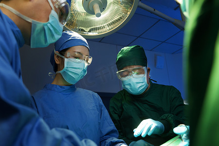 医务工作者在手术室做手术