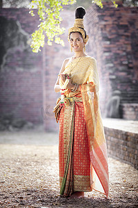 穿典型泰国服饰泰式寺庙背景的女人