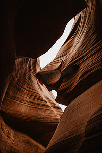 红色侵蚀摄影照片_在美国的峡谷中被侵蚀的砂岩的鲜艳颜色。红色的岩石波侵蚀