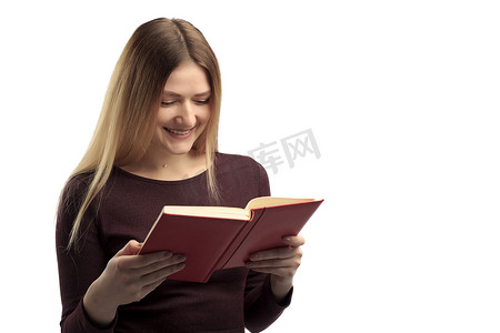 快乐地读本书，孤立在白色的年轻女性