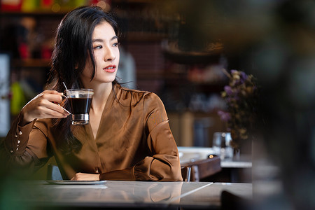 美女摄影照片_咖啡馆内喝咖啡的青年女人