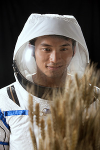 中国航天梦展板摄影照片_宇航员注视着麦子