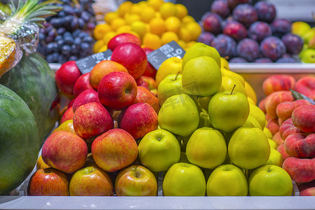 出售摄影照片_苹果和其他水果在西班牙市场出售