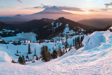 杰斐逊山高10,492英尺,是俄勒冈州第二高的山峰。杰斐逊山荒野地区,俄勒冈州 雪覆盖俄勒冈州中部卡斯卡德火山杰斐逊山上升以上松树林