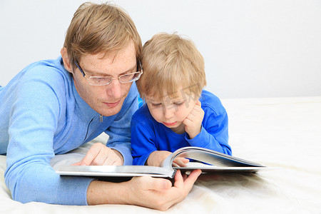 父亲和儿子在一起阅读