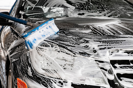 洗车。清洁现代汽车覆盖的泡沫.